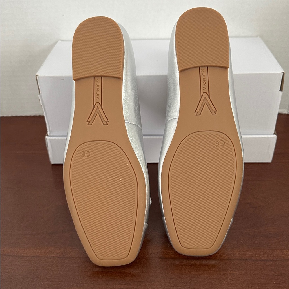 Vionic Klara Silver Flats, Size 8 - Picture 5 of 7